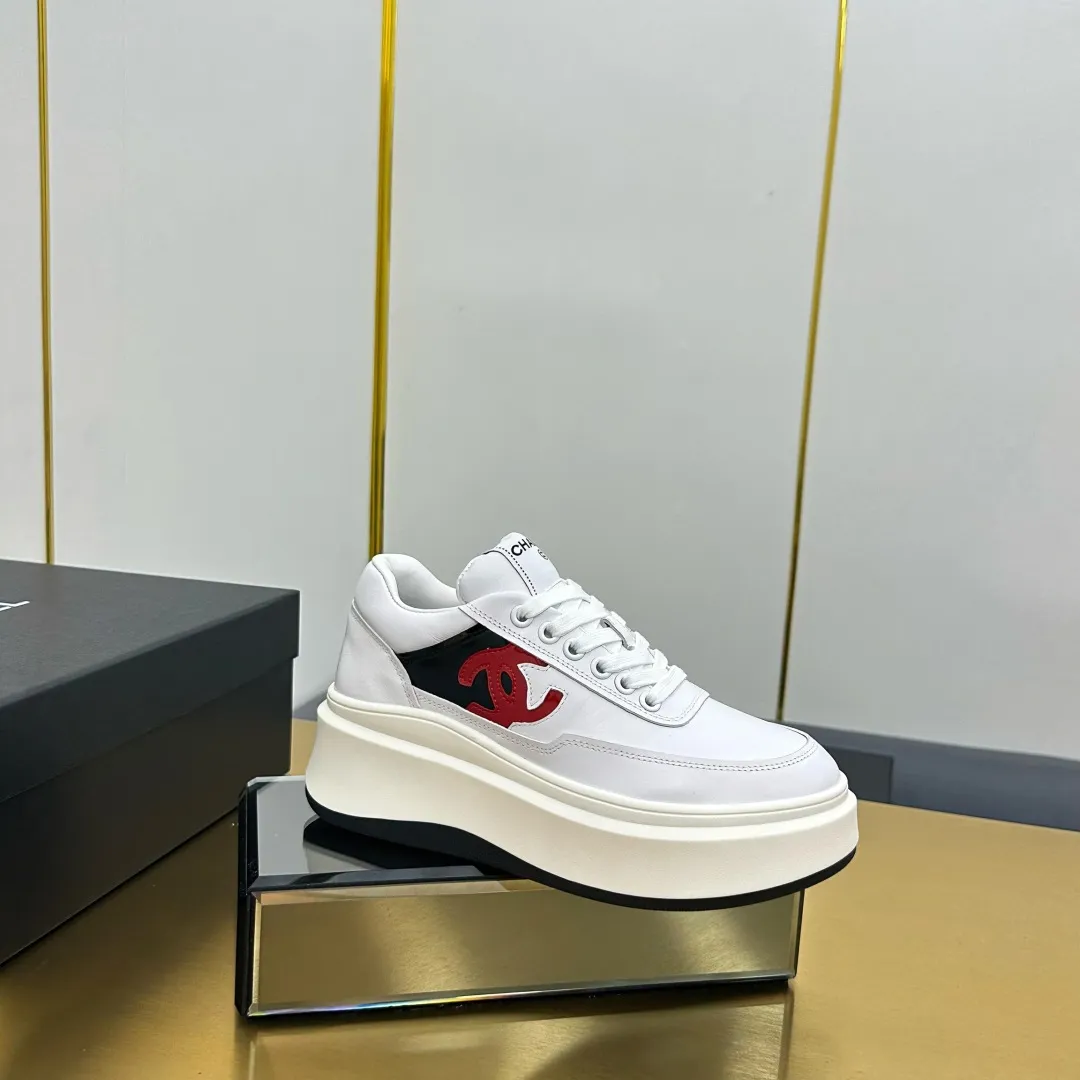 👟👟Ex-factory price 600👟👟 Upgraded version, upgraded version, upgraded version! No rebuttal accepted! ! ! ! Chanel Chanel panda shoes! 2025 counter's top casual sports shoes. This classic design; the upper is electro-embroidered with a variety of techniques; the outsole is fashionable and sporty; the unusual inclusion of a variety of color matching elements... The diversified mix and match is very good-looking and versatile, and can be used for leisure, fashion, sports, and outdoor... ꫛꫀꪝ Go➫ Materials: ❶Upper made of: original imported first-layer silk cowhide + original waterproof cloth + original first-layer cowhide ❷Inner lining: Original Yangli+Net ❸Outsole based on: Original TPU combination outsole Counter boutique packaging complete set for women 35–41 👉 👉